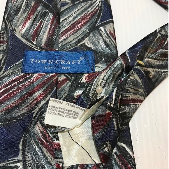 Towncraft Geometric Short Wide Mens Necktie - Picture 5 of 5